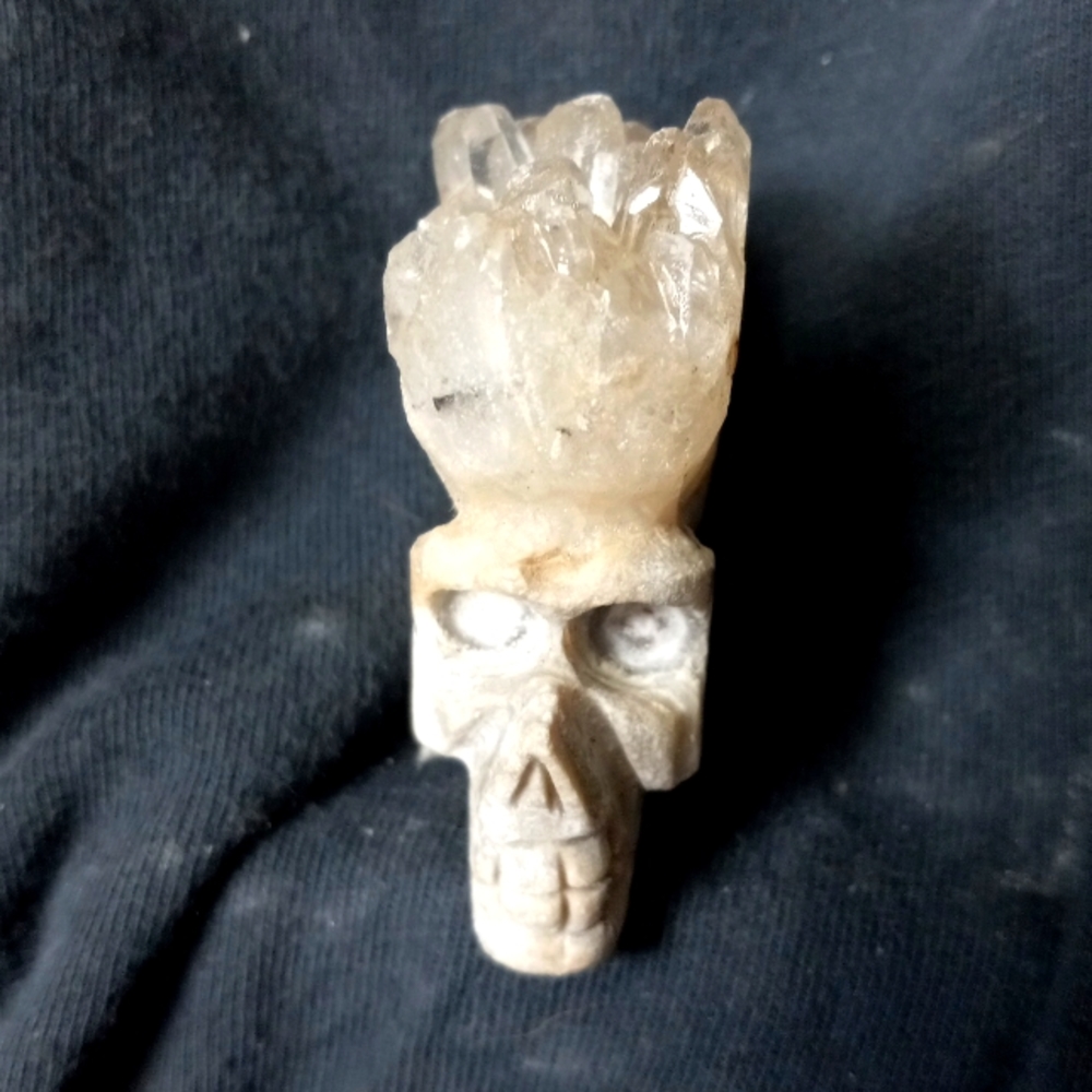 GEMSTONE HEALING STONE.            QUARTZ SKULL
